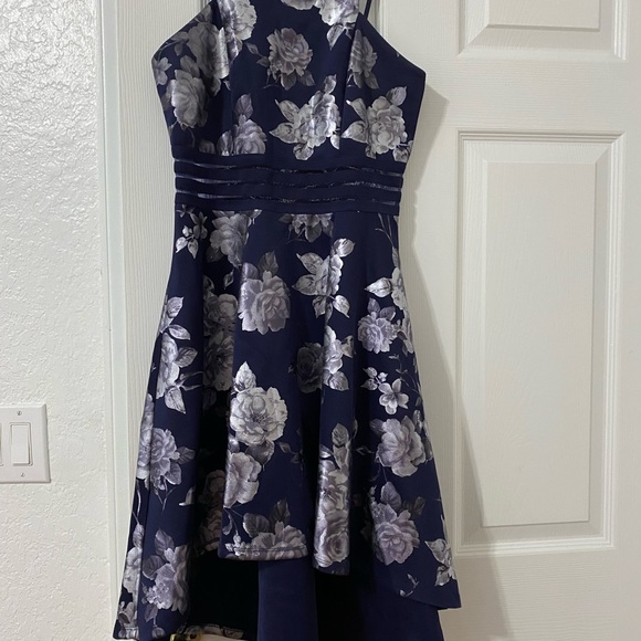 Teen dresses. Sizes medium. Perfect conditions. - Picture 3 of 6